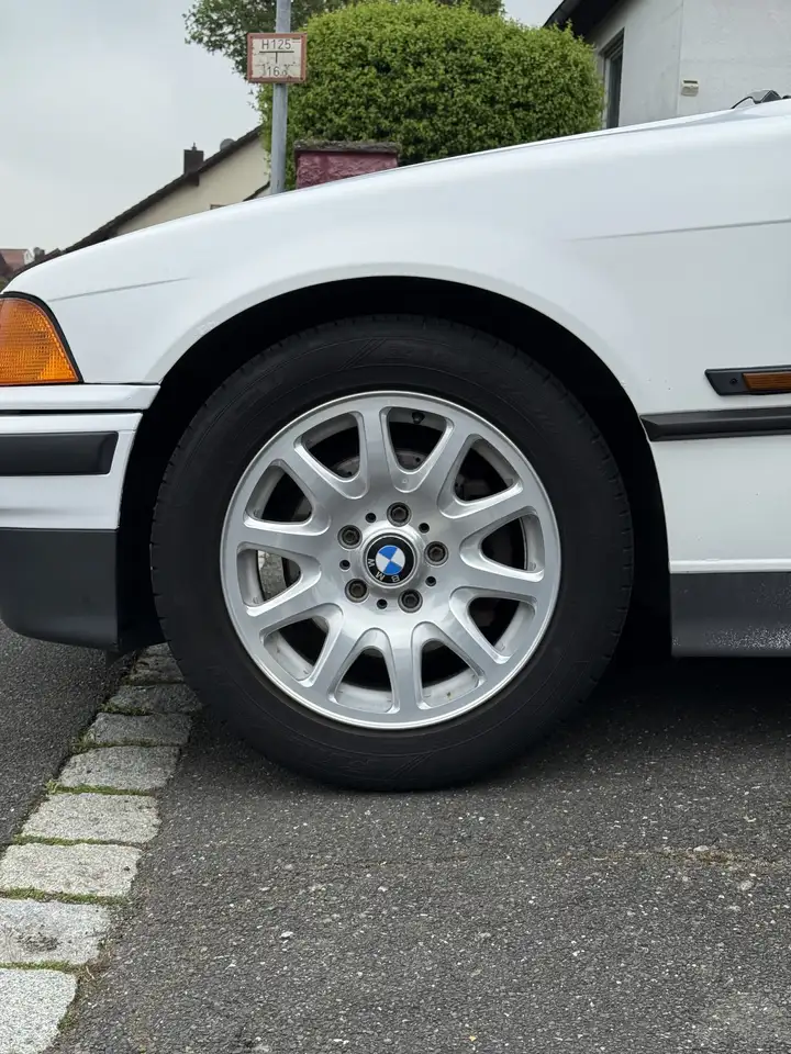 BMW 320i, foto 2