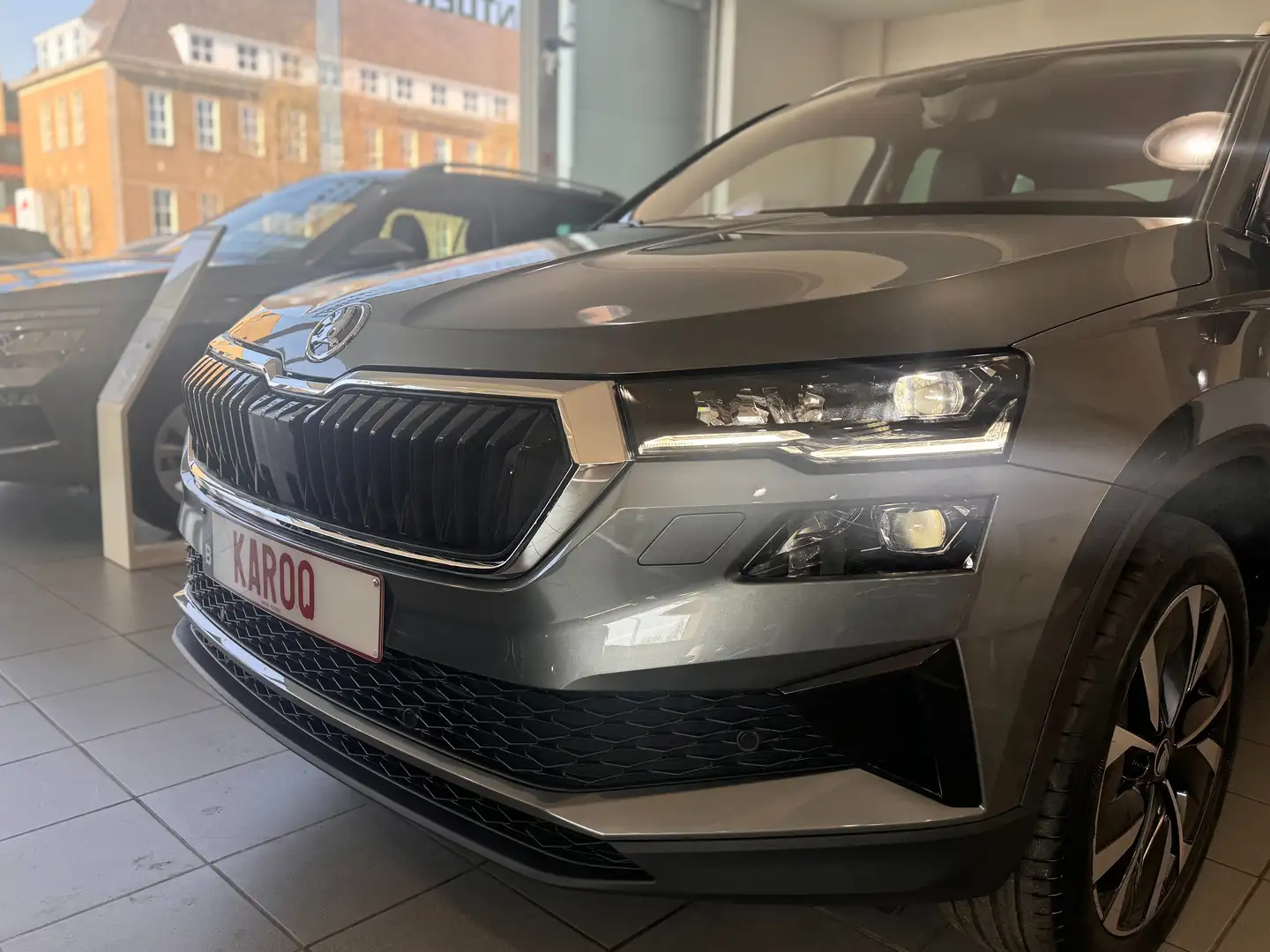 Skoda Karoq 1.5 TSI ACT Corporate DSG Gris - 2