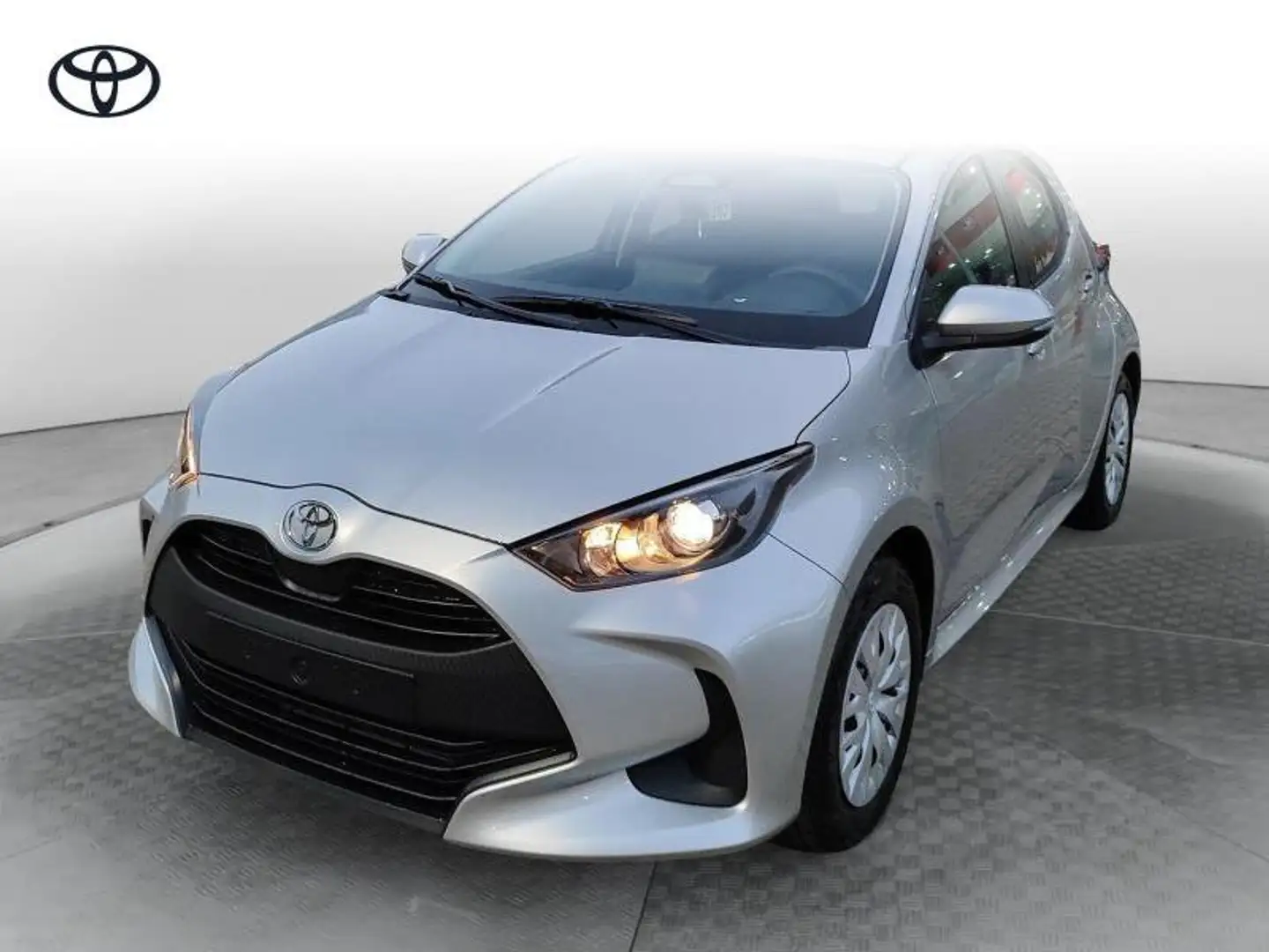 Toyota Yaris 4ª serie 1.5 Hybrid 5 porte Active Grigio - 1