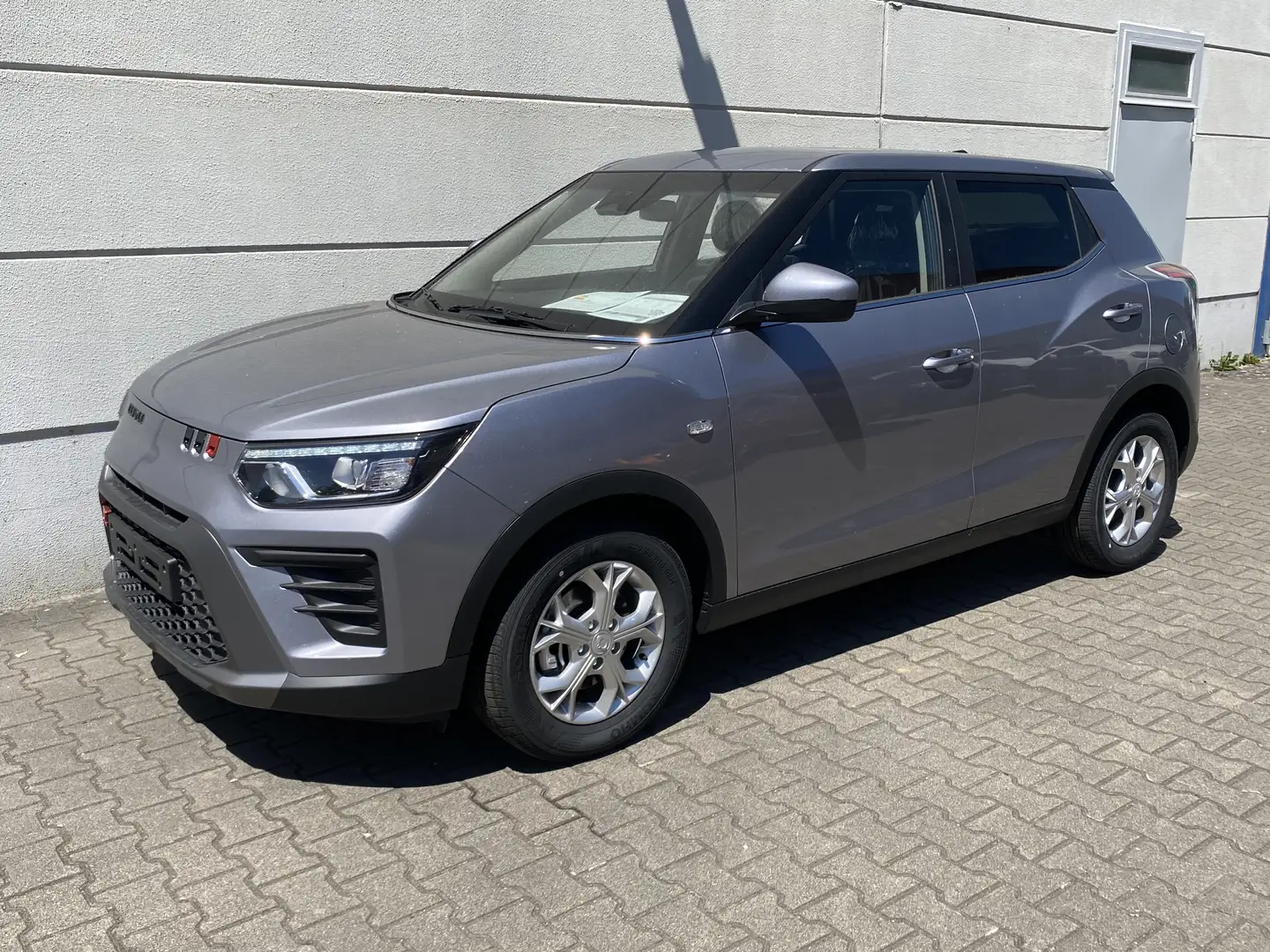 SsangYong Tivoli 1.5 T-GDI 2WD MT Nomad DigiCockpit RKam Nav Shz Grau - 2