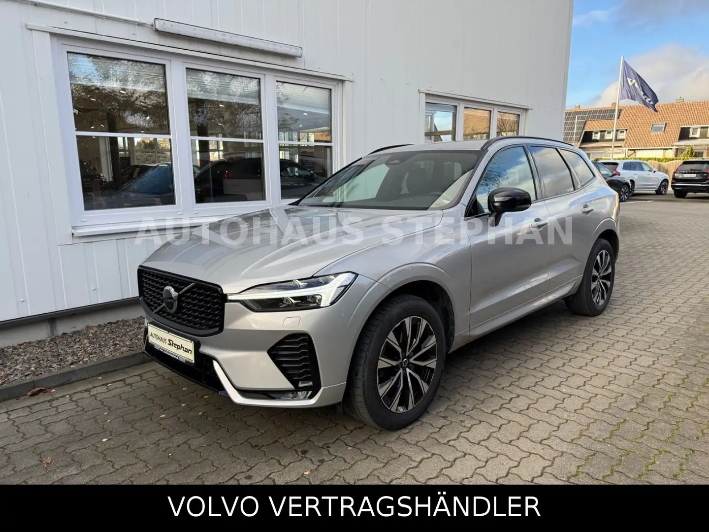 Volvo XC60 B4 Automatik Plus Dark GARANTIE Silber - 1