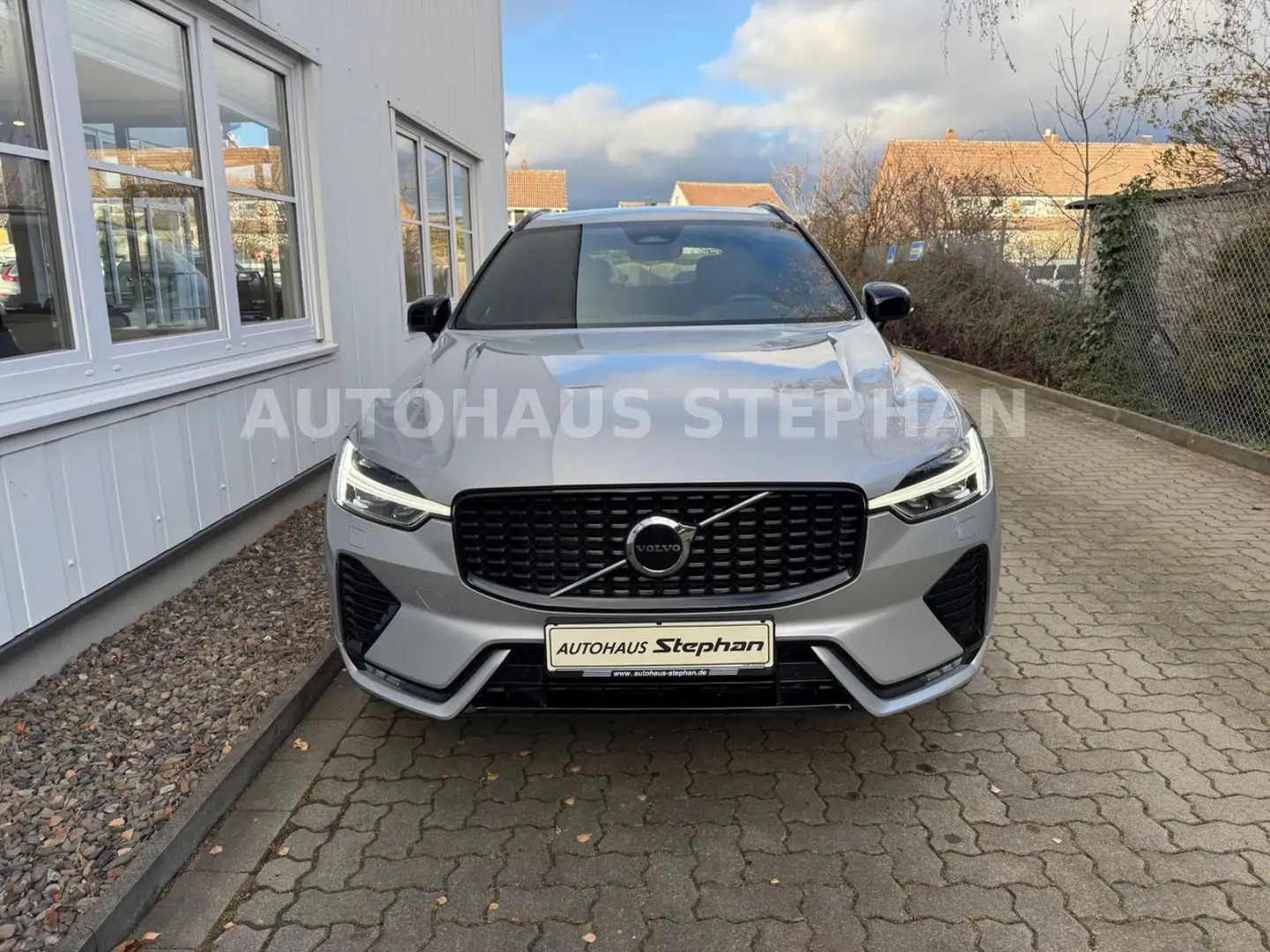 Volvo XC60 B4 Automatik Plus Dark GARANTIE Silber - 2
