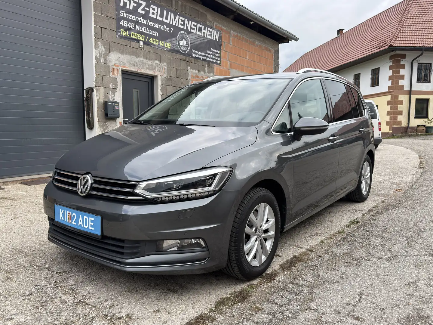 Volkswagen Touran Highline 1,6 SCR TDI Grau - 1