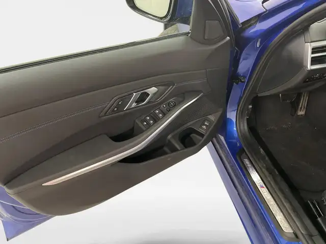 BMW 3 Series view 16