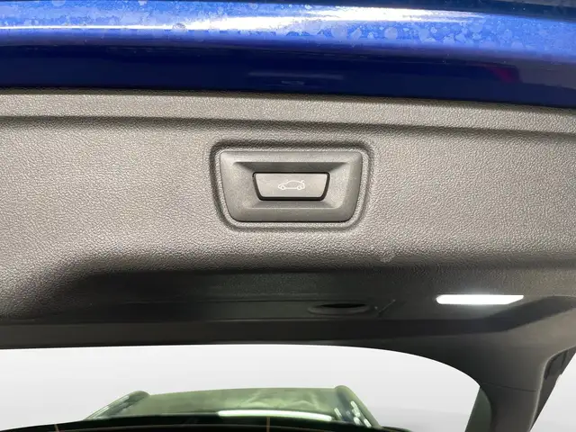 BMW 3 Series view 11