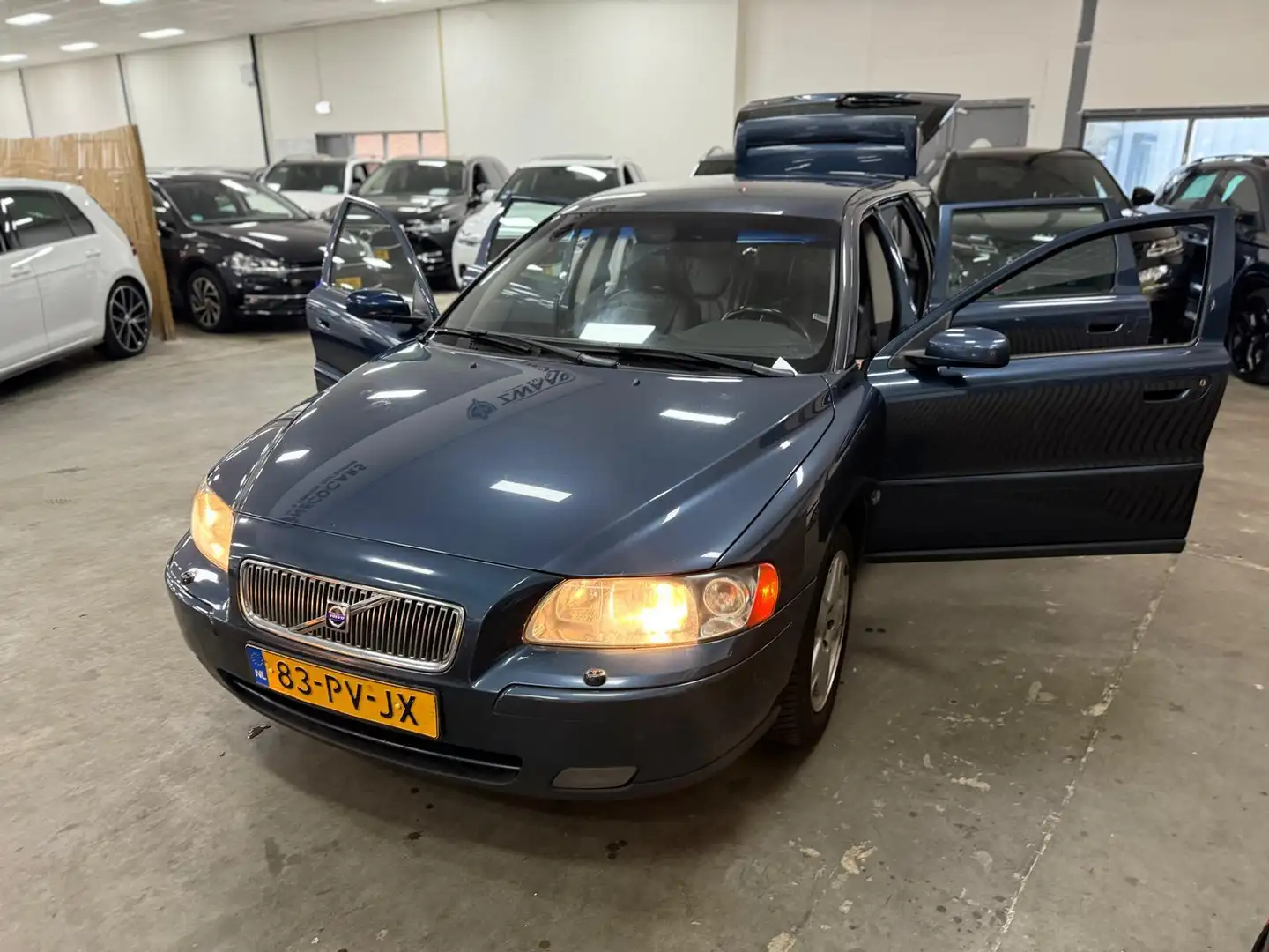 Volvo V70 2.4 Summum / NETTE AUTO / RIJDT SCHAKELT GOED Blauw - 2