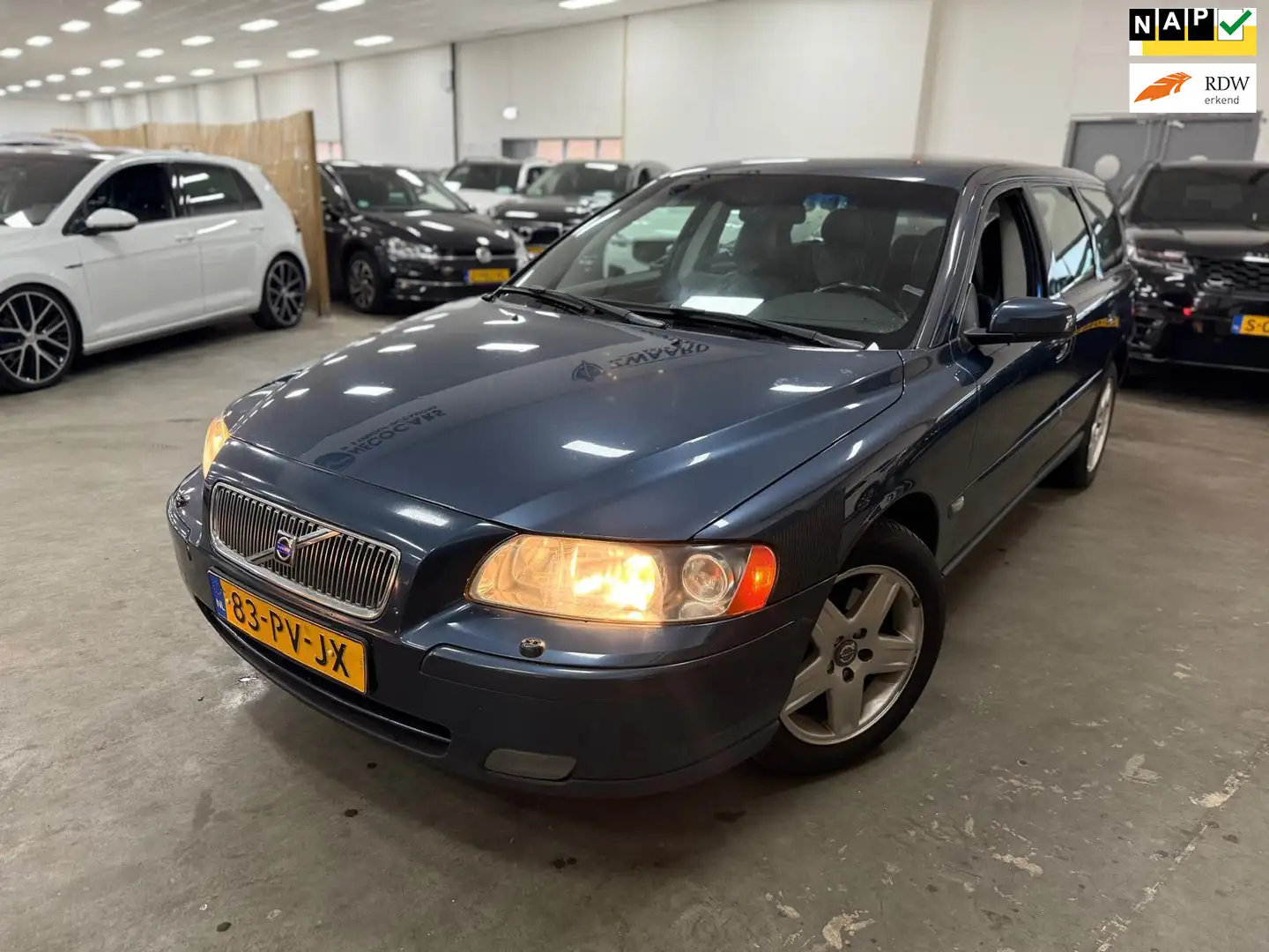 Volvo V70 2.4 Summum / NETTE AUTO / RIJDT SCHAKELT GOED Blauw - 1