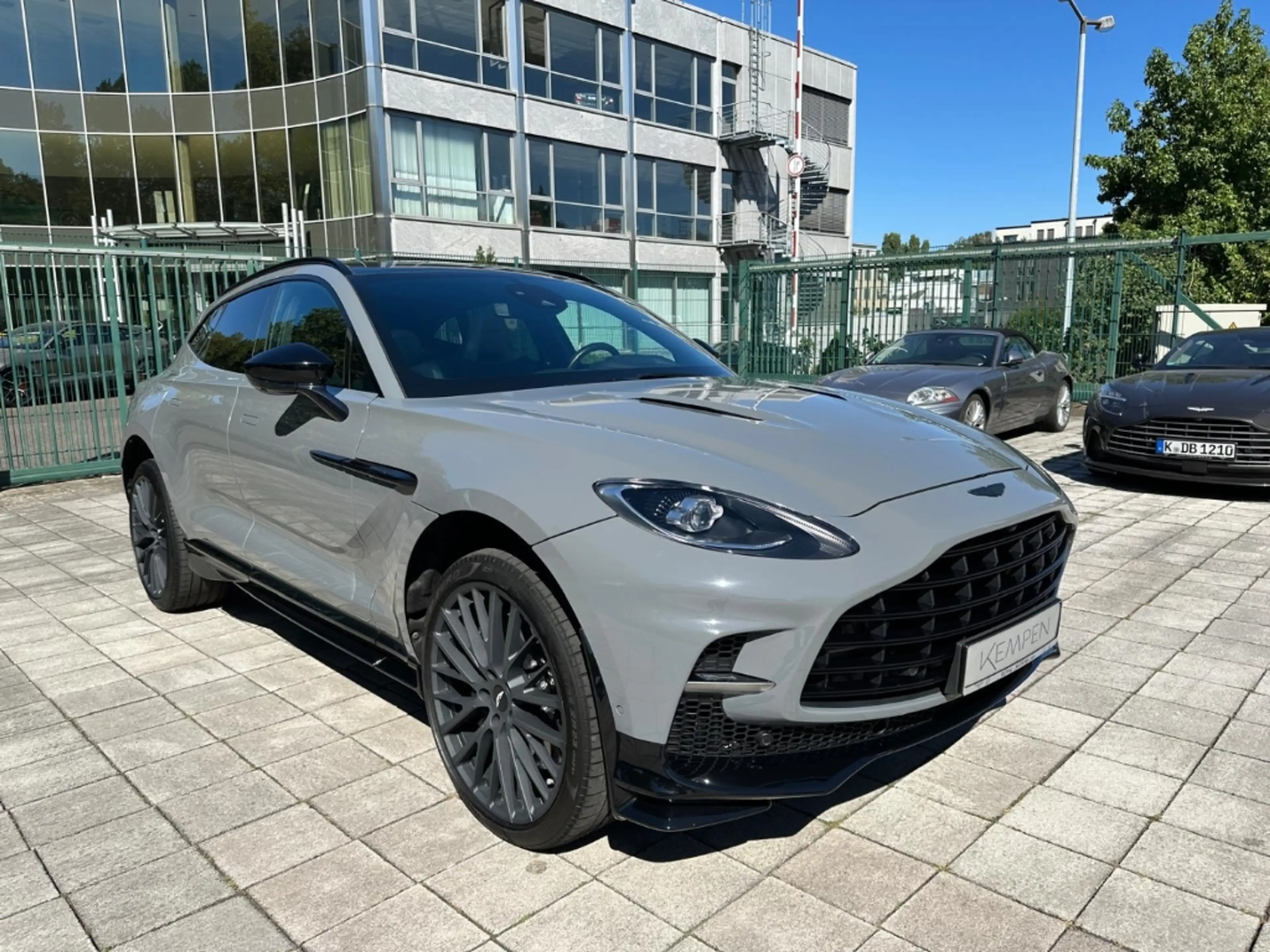 Aston Martin DBX 707 China Grey / Onyx Black