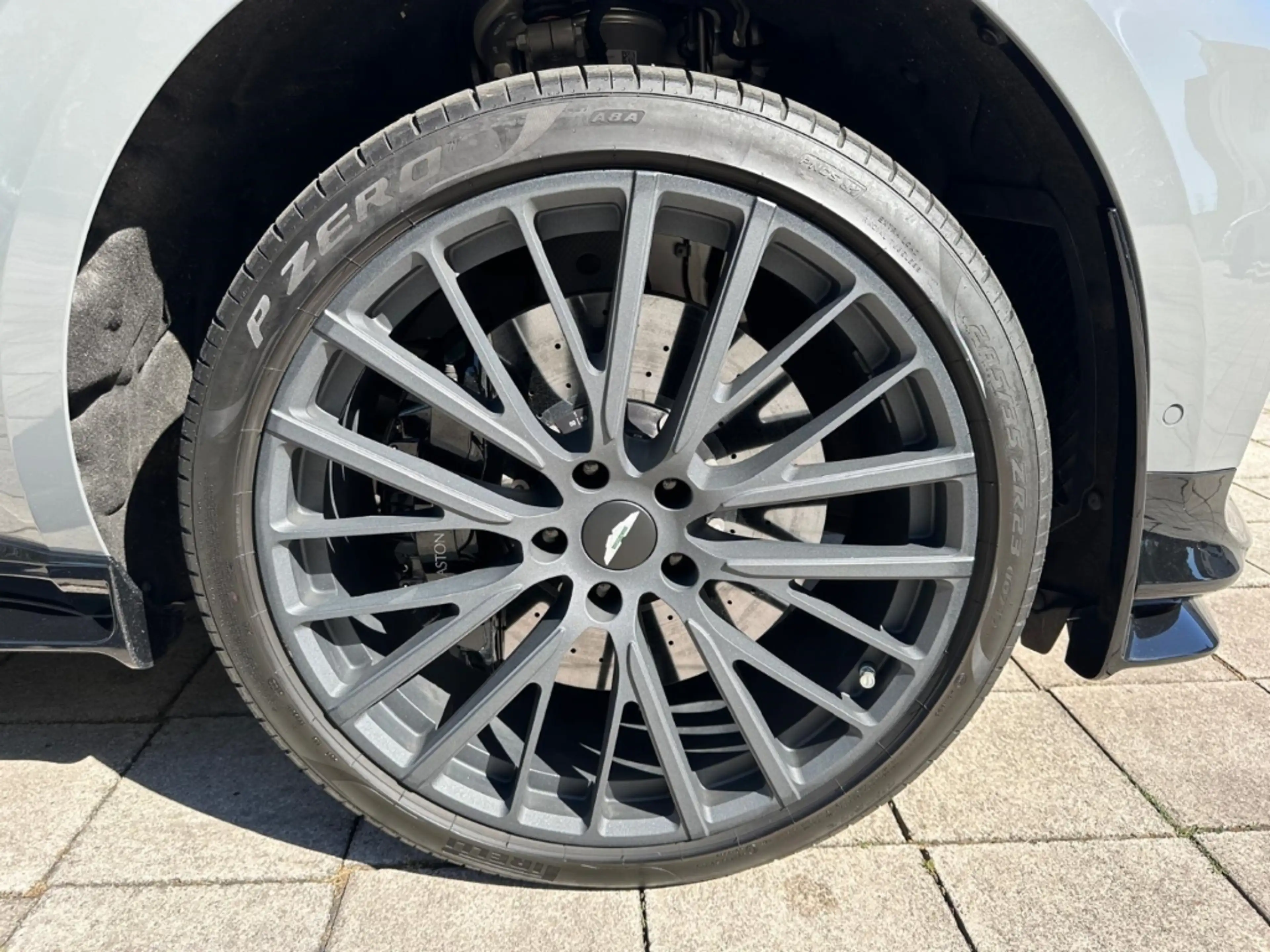 Aston Martin DBX 707 China Grey / Onyx Black — photo 7