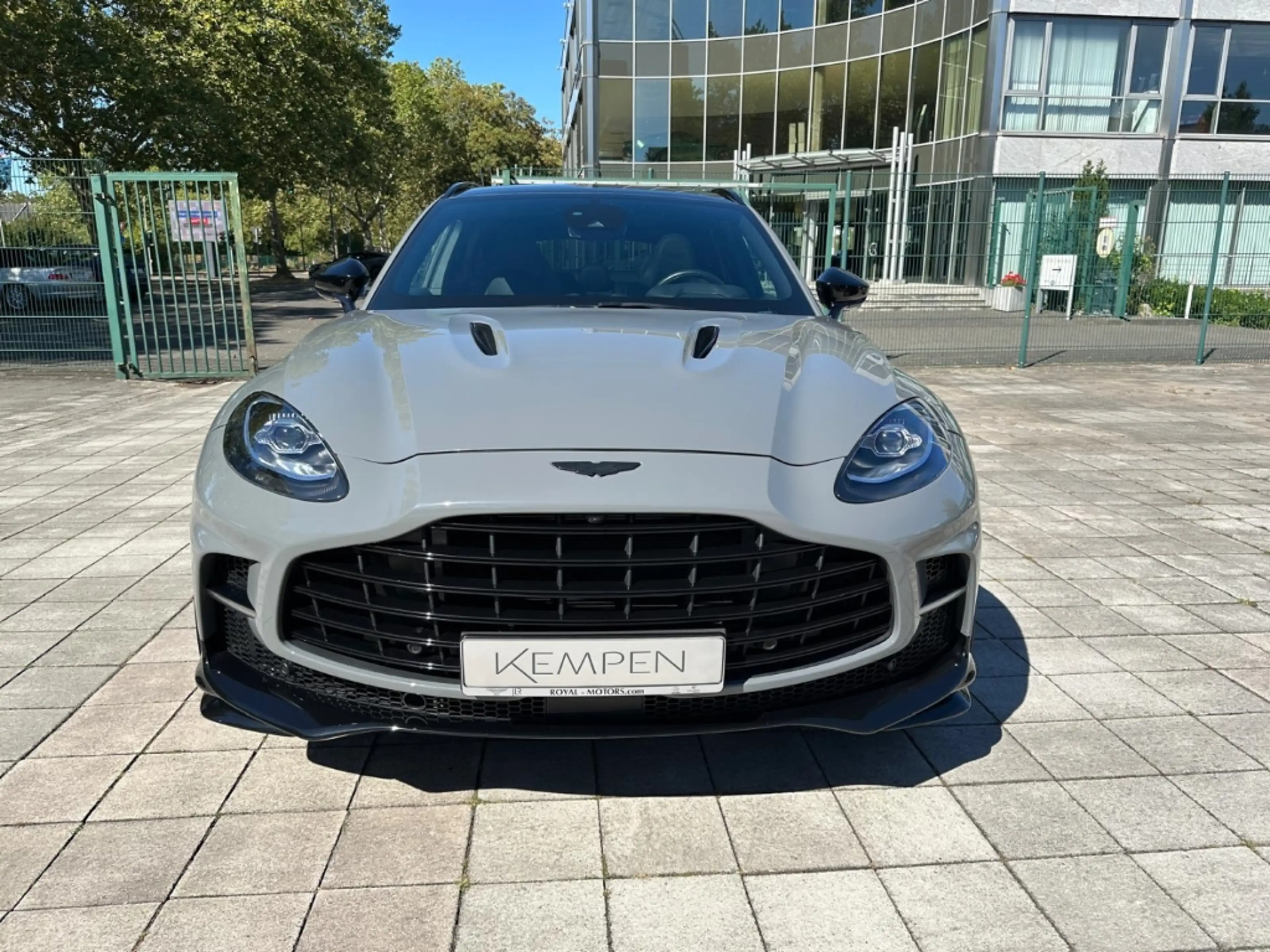 Aston Martin DBX 707 China Grey / Onyx Black — photo 2