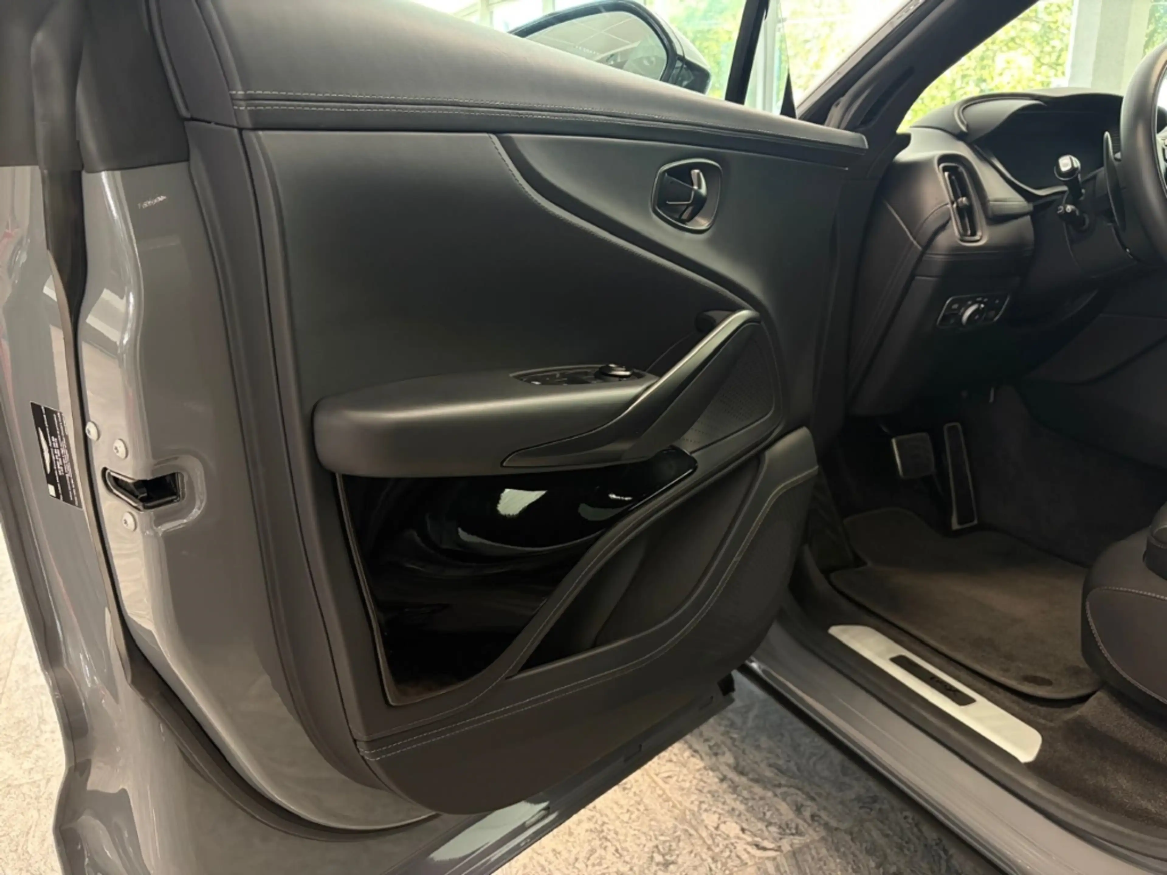 Aston Martin DBX 707 China Grey / Onyx Black — photo 12