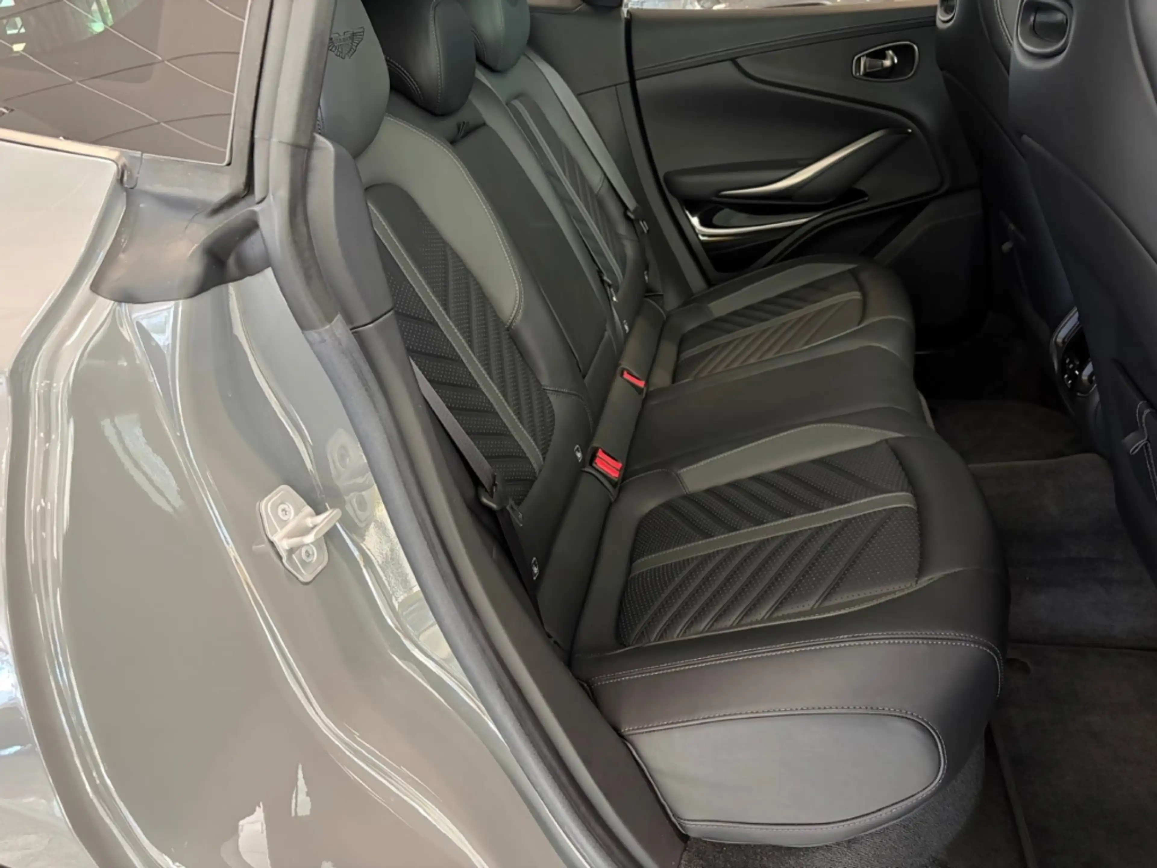 Aston Martin DBX 707 China Grey / Onyx Black — photo 15