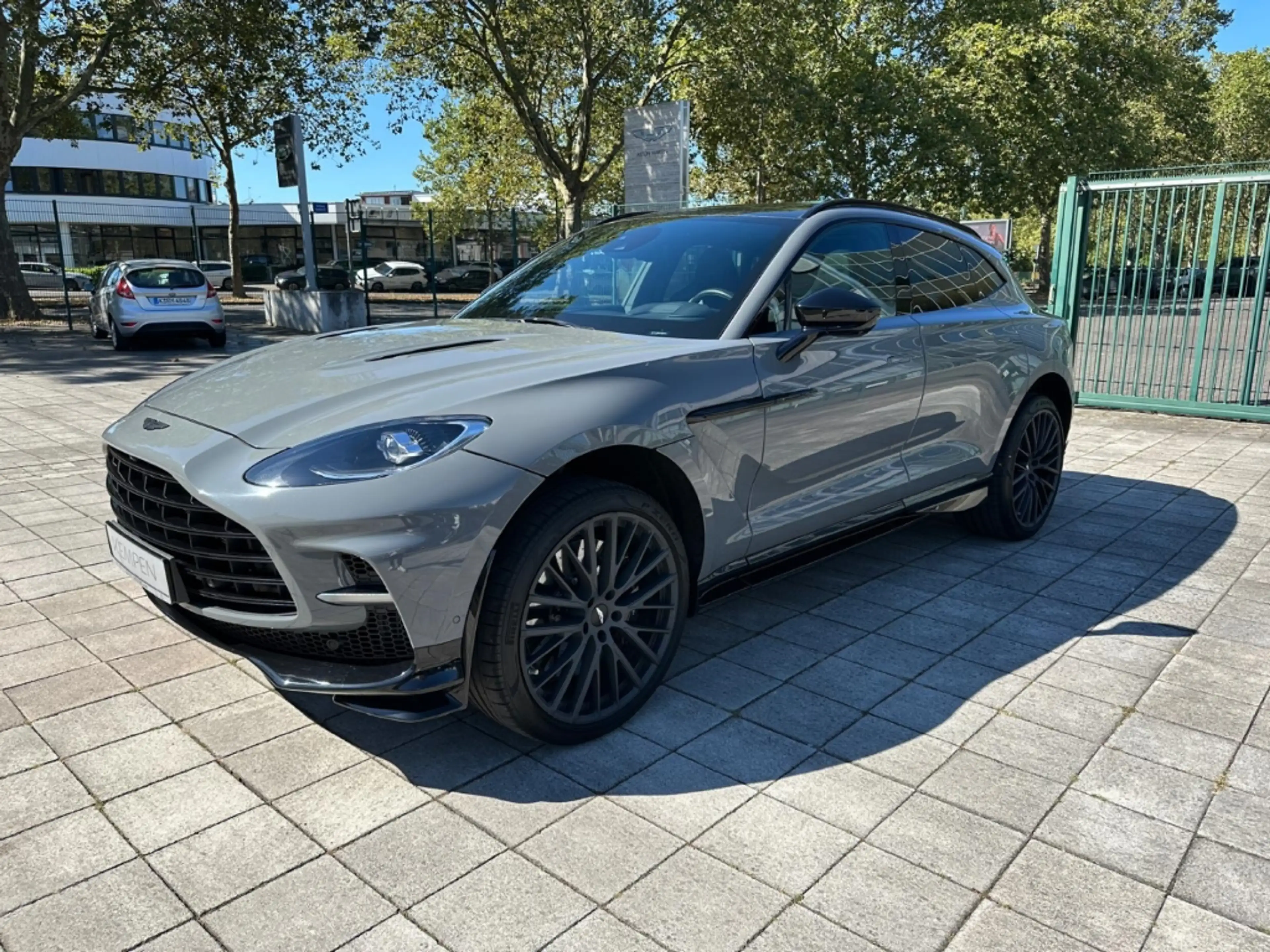 Aston Martin DBX 707 China Grey / Onyx Black — photo 3
