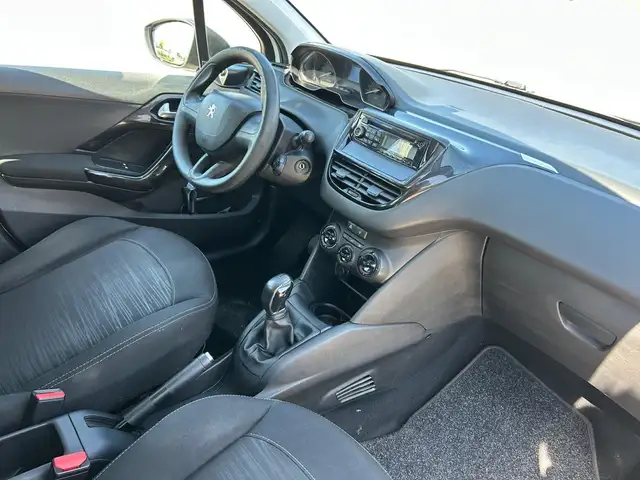 Peugeot 208 view 9