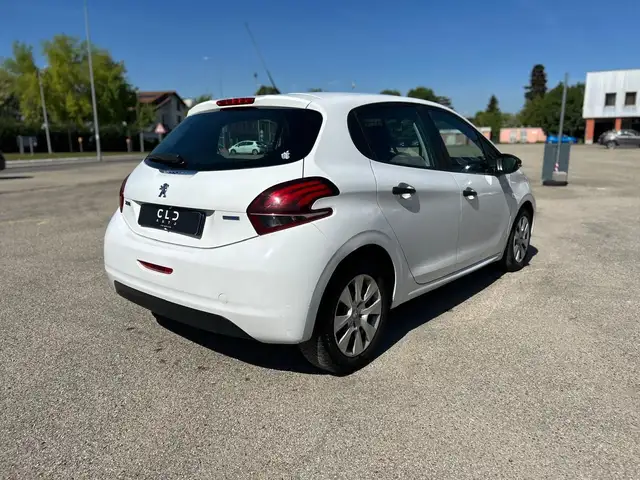 Peugeot 208 view 4