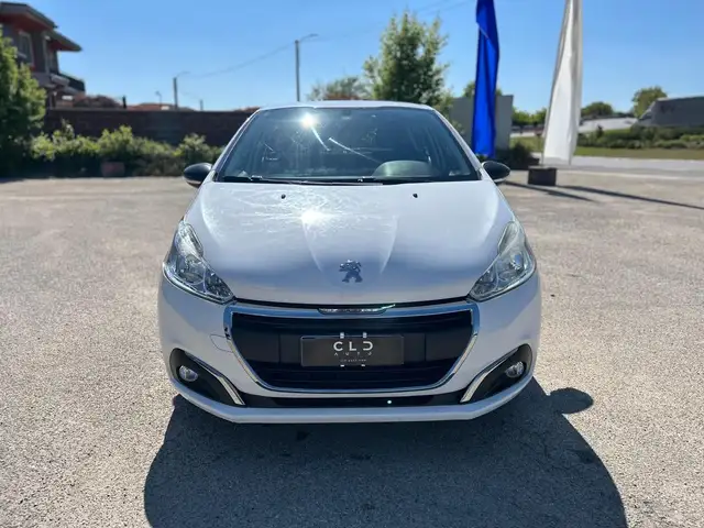 Peugeot 208 view 2