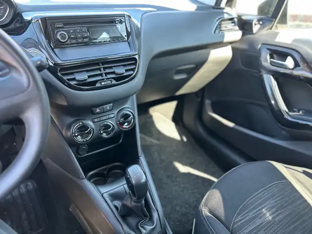 Peugeot 208 view 8