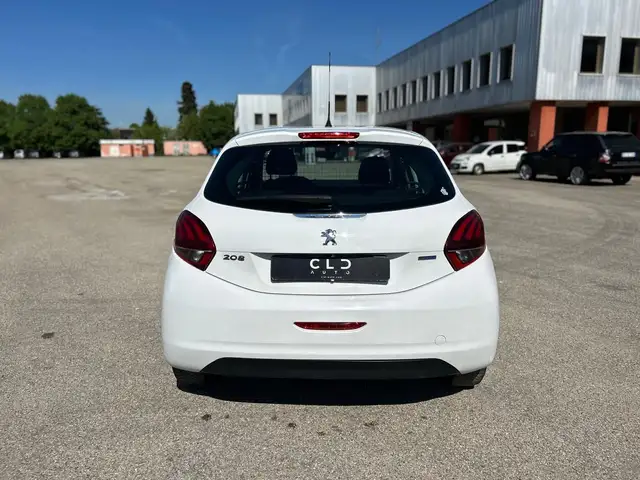 Peugeot 208 view 5