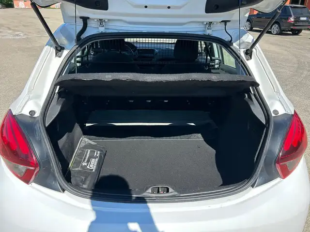 Peugeot 208 view 7