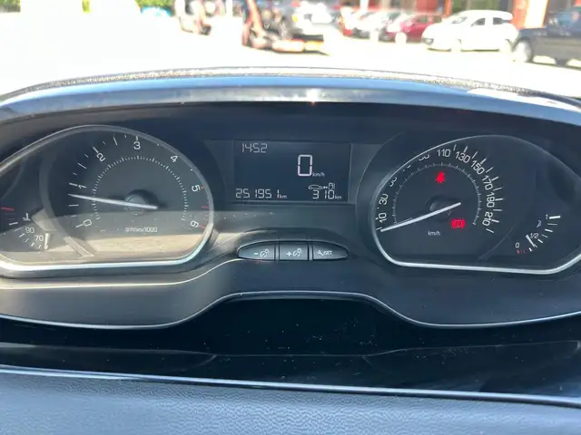 Peugeot 208 view 12