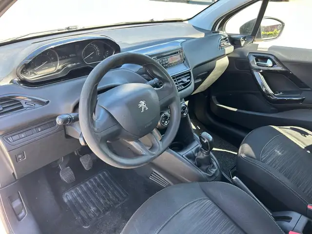 Peugeot 208 view 6