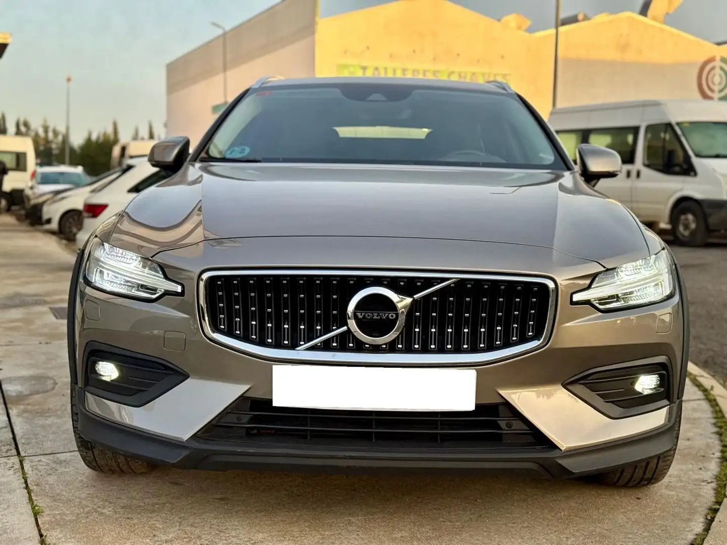 Volvo V60 Cross Country B4 AWD Aut. Marrón - 2