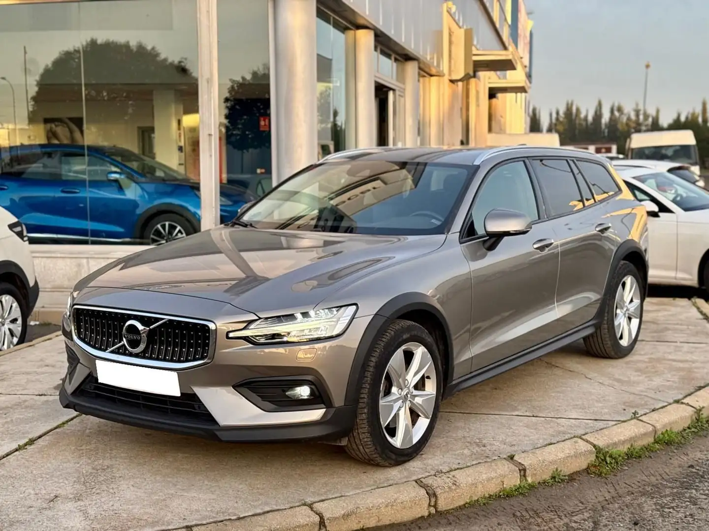 Volvo V60 Cross Country B4 AWD Aut. Marrón - 1