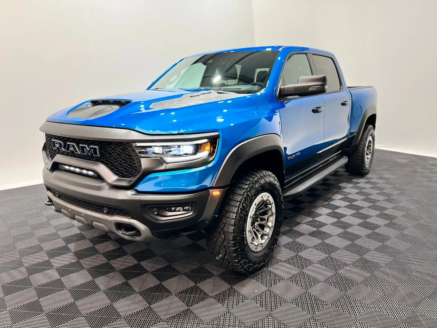 Dodge RAM 1500 TRX  6.2  V8 Supercharged MY24 Blau - 2