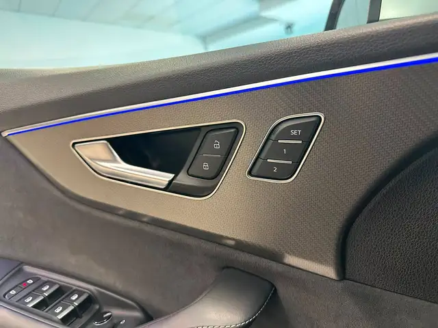 Audi RS Q8 view 12