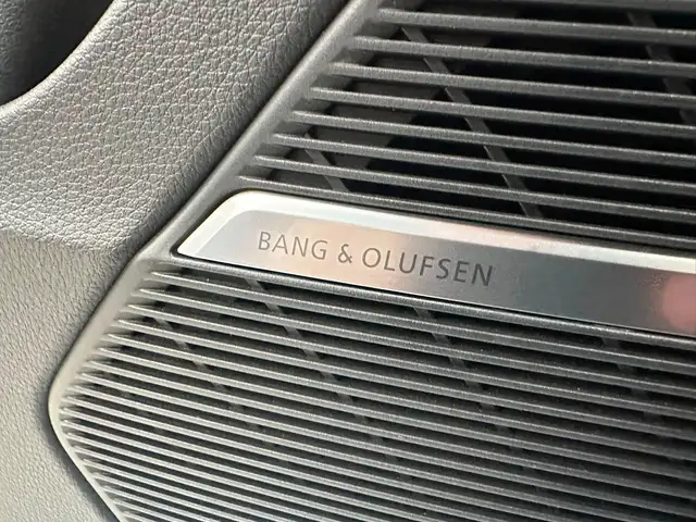 Audi RS Q8 view 13