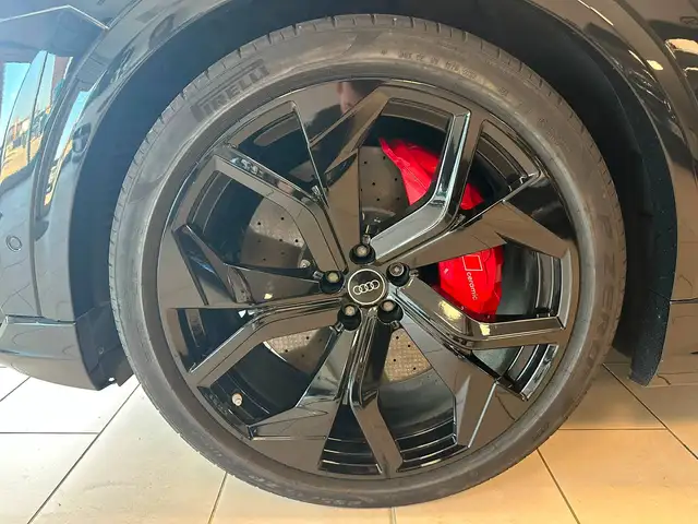 Audi RS Q8 view 7