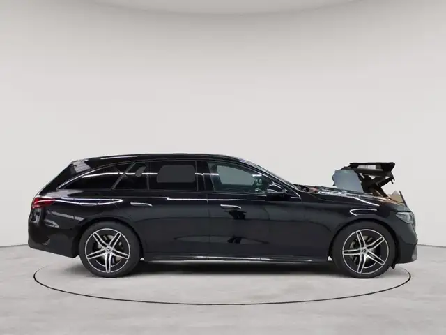 Mercedes-Benz E-Class view 3