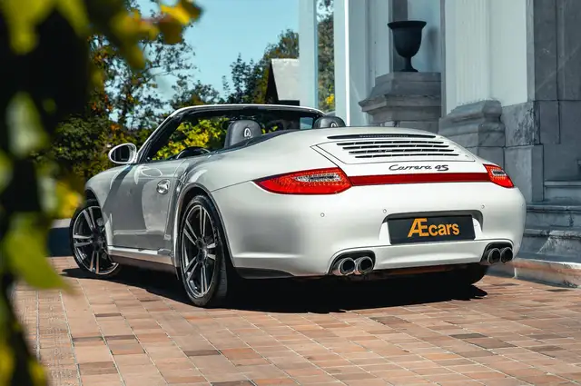 Porsche 911 view 2