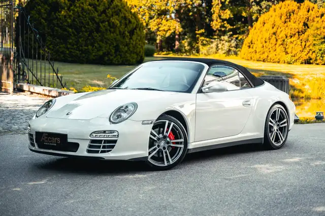 Porsche 911 view 3