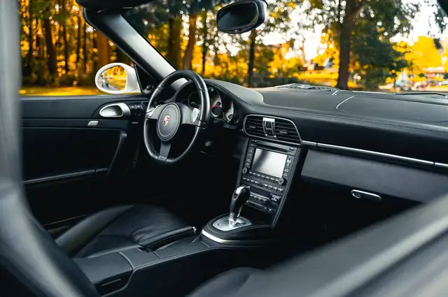 Porsche 911 view 5