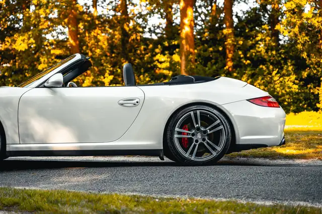 Porsche 911 view 7