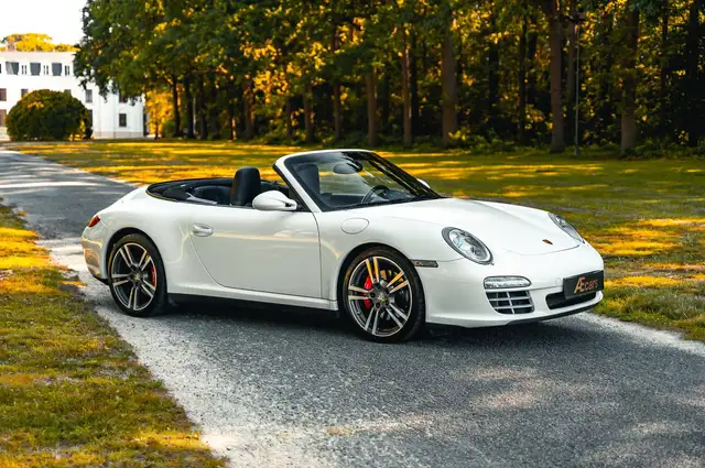 Porsche 911 view 6