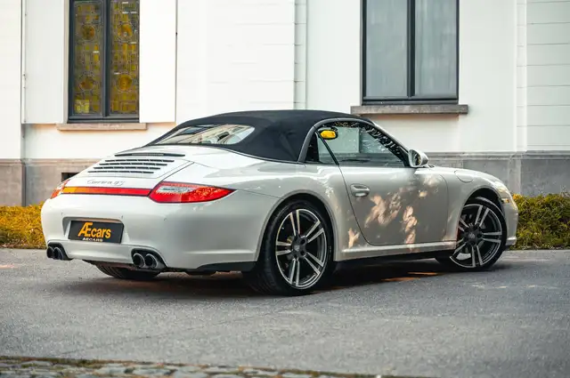 Porsche 911 view 4