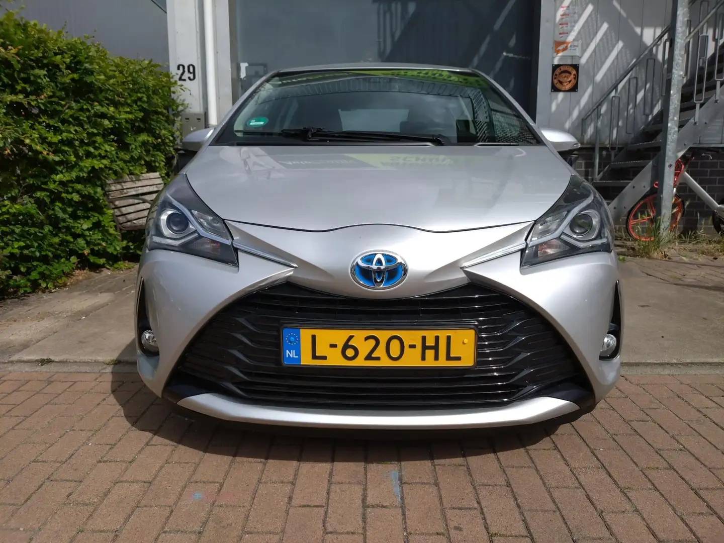 Toyota Yaris 1.5 Hybrid Executive automaat camera clima control Grijs - 2