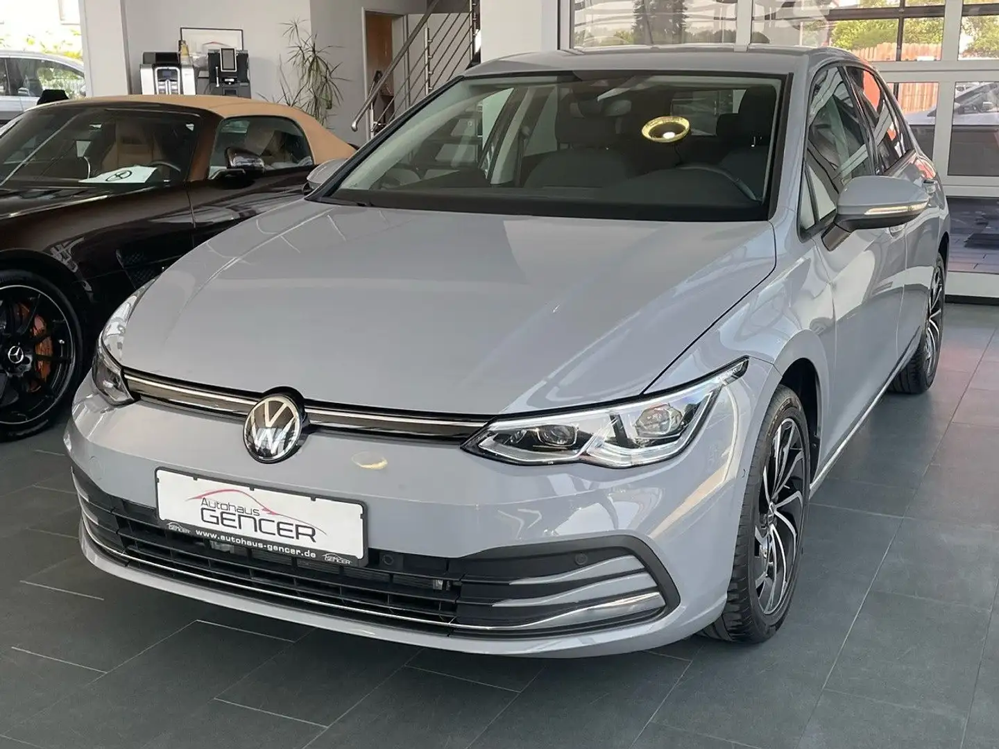 Volkswagen Golf VIII Lim. Active 2.0 TDI "Matrix/ACC/Navi" Grau - 1