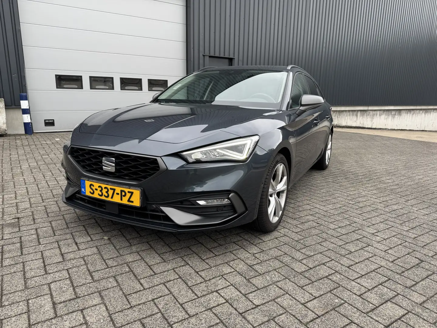SEAT Leon 2.0 TDI FR Launch Edition.  prijs is incl BTW!! Grijs - 1
