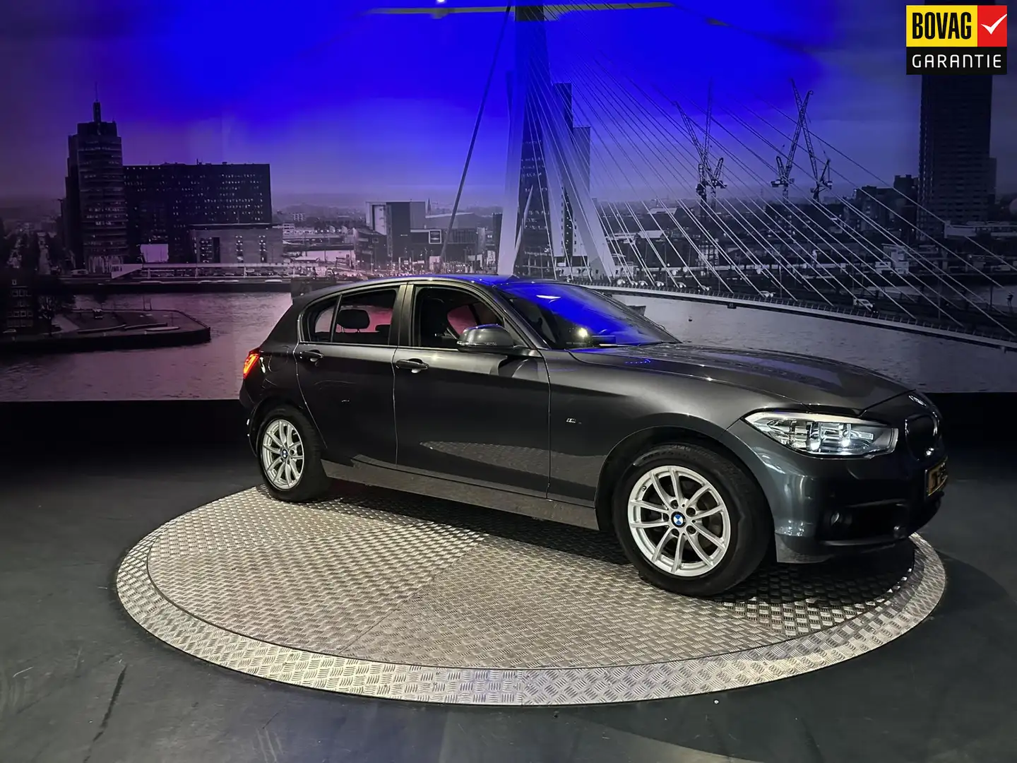 BMW 116 1-serie 116i Executive *PdcV&A*Navi*Trekhaak* Grijs - 1