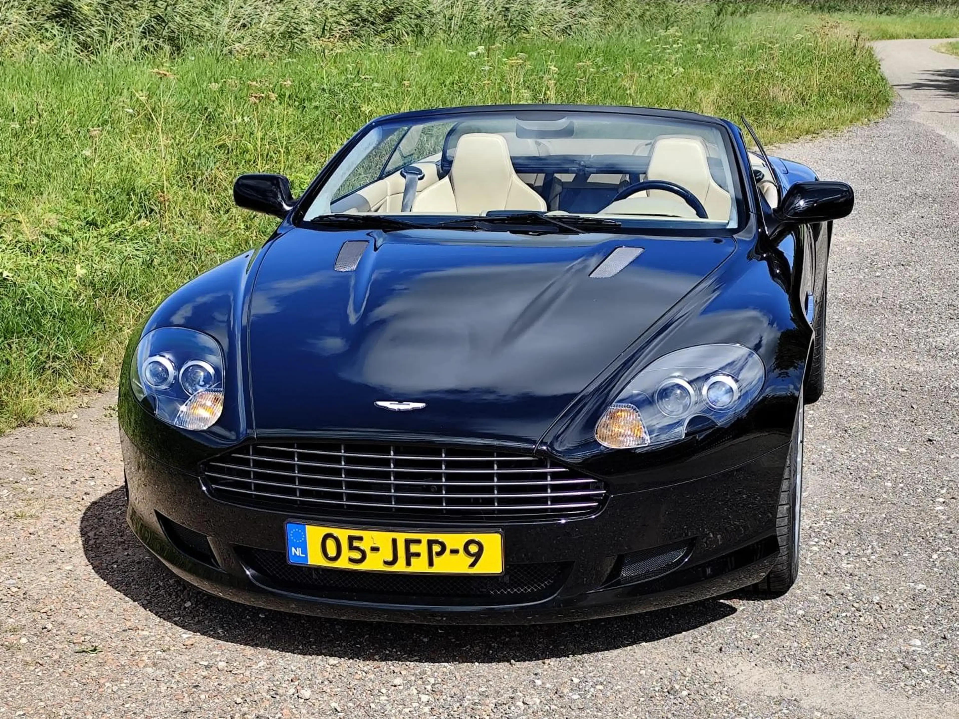 Aston Martin DB 5.9 V12 Touchtronic — photo 2