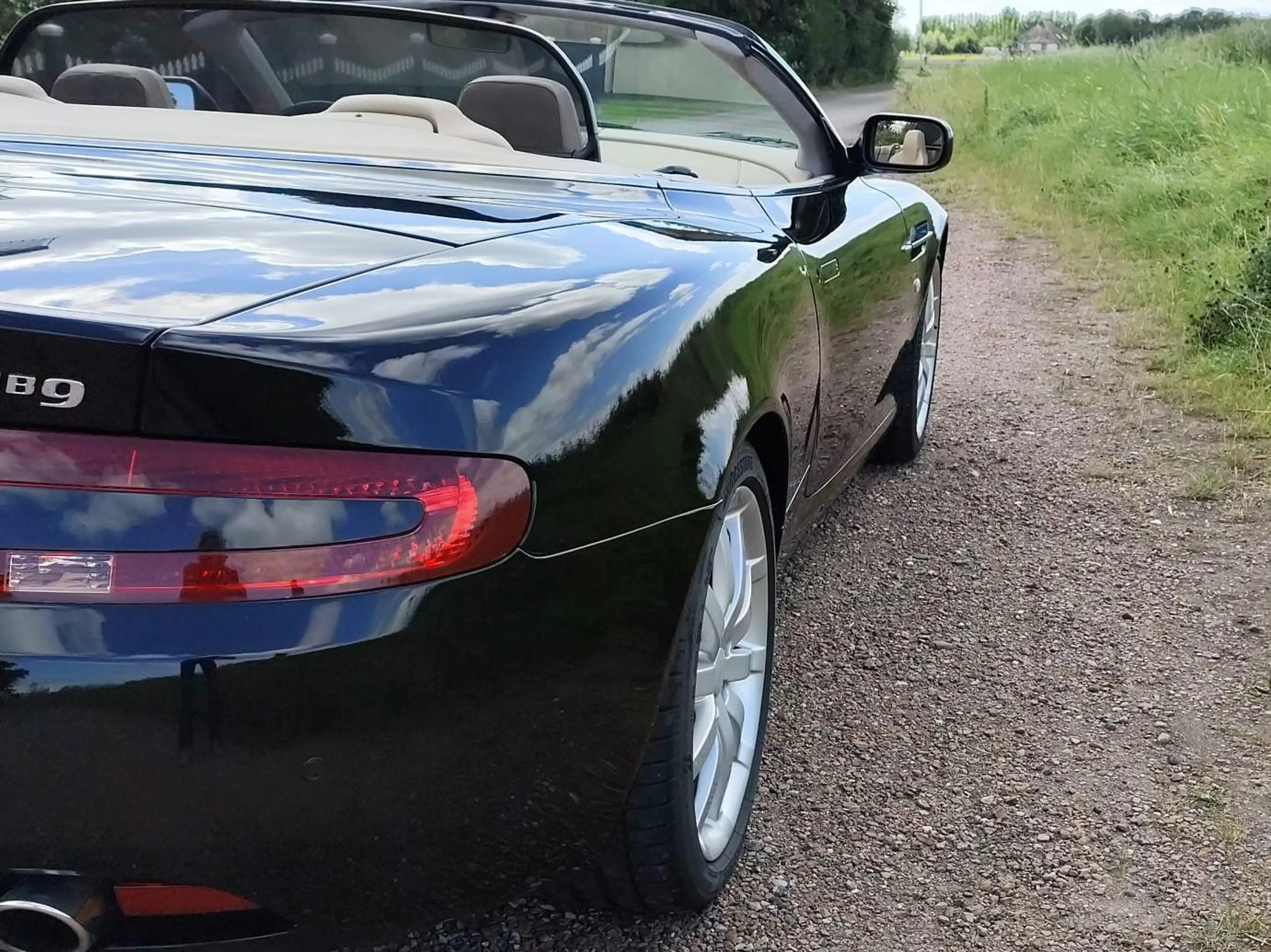Aston Martin DB 5.9 V12 Touchtronic — photo 6