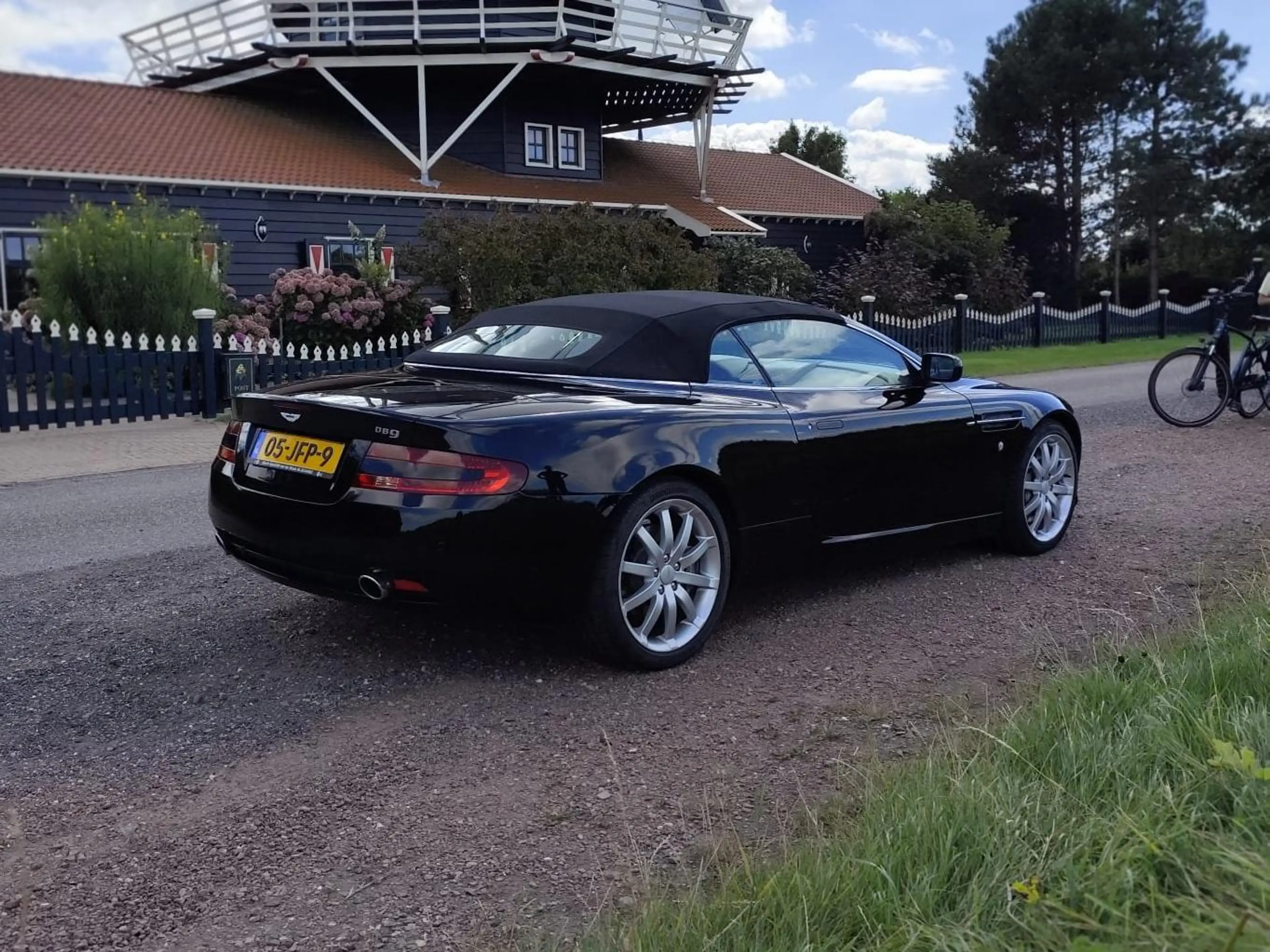 Aston Martin DB 5.9 V12 Touchtronic — photo 4