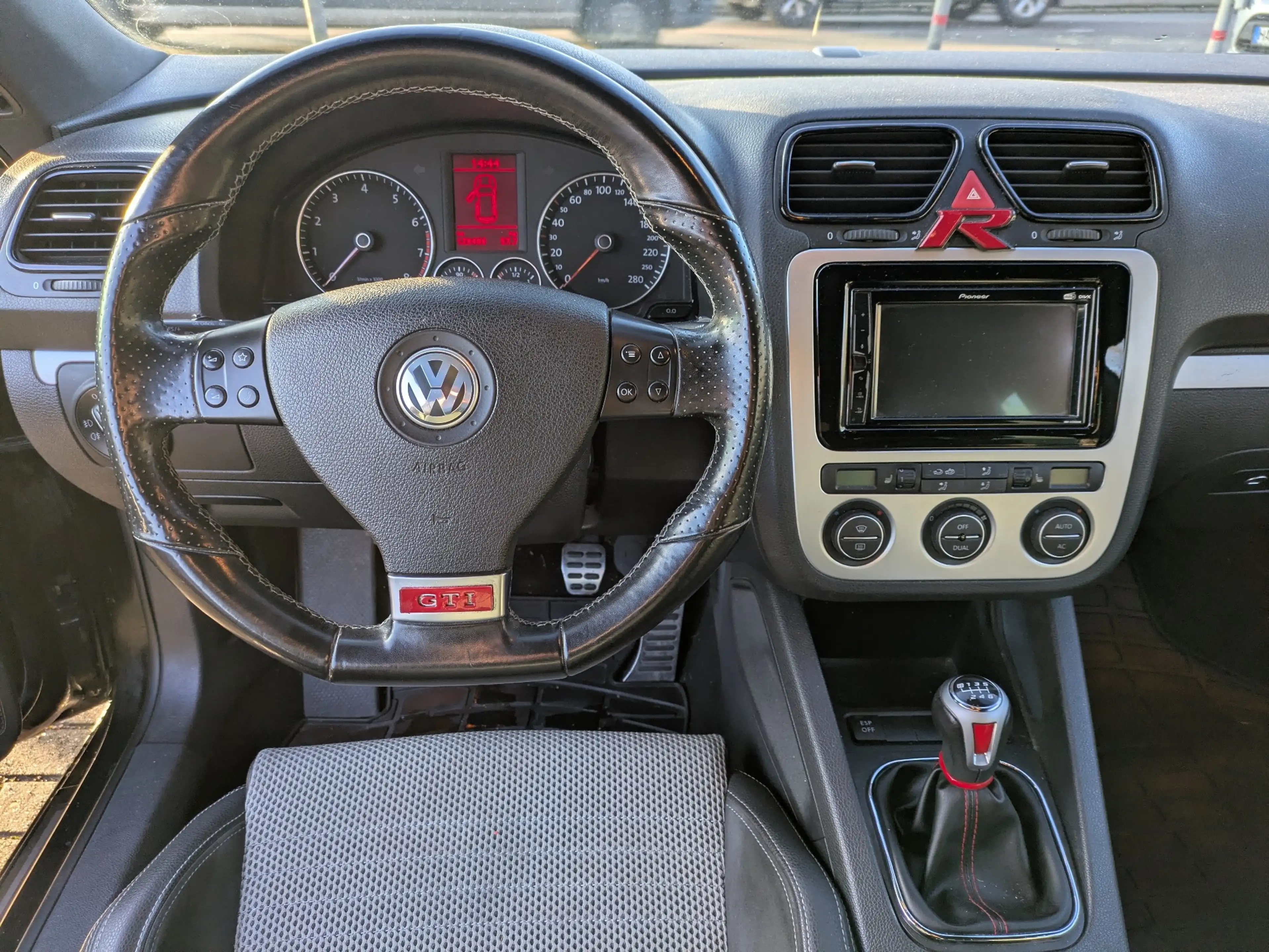 Volkswagen Scirocco 1.4 TSI 118 kW — photo 9