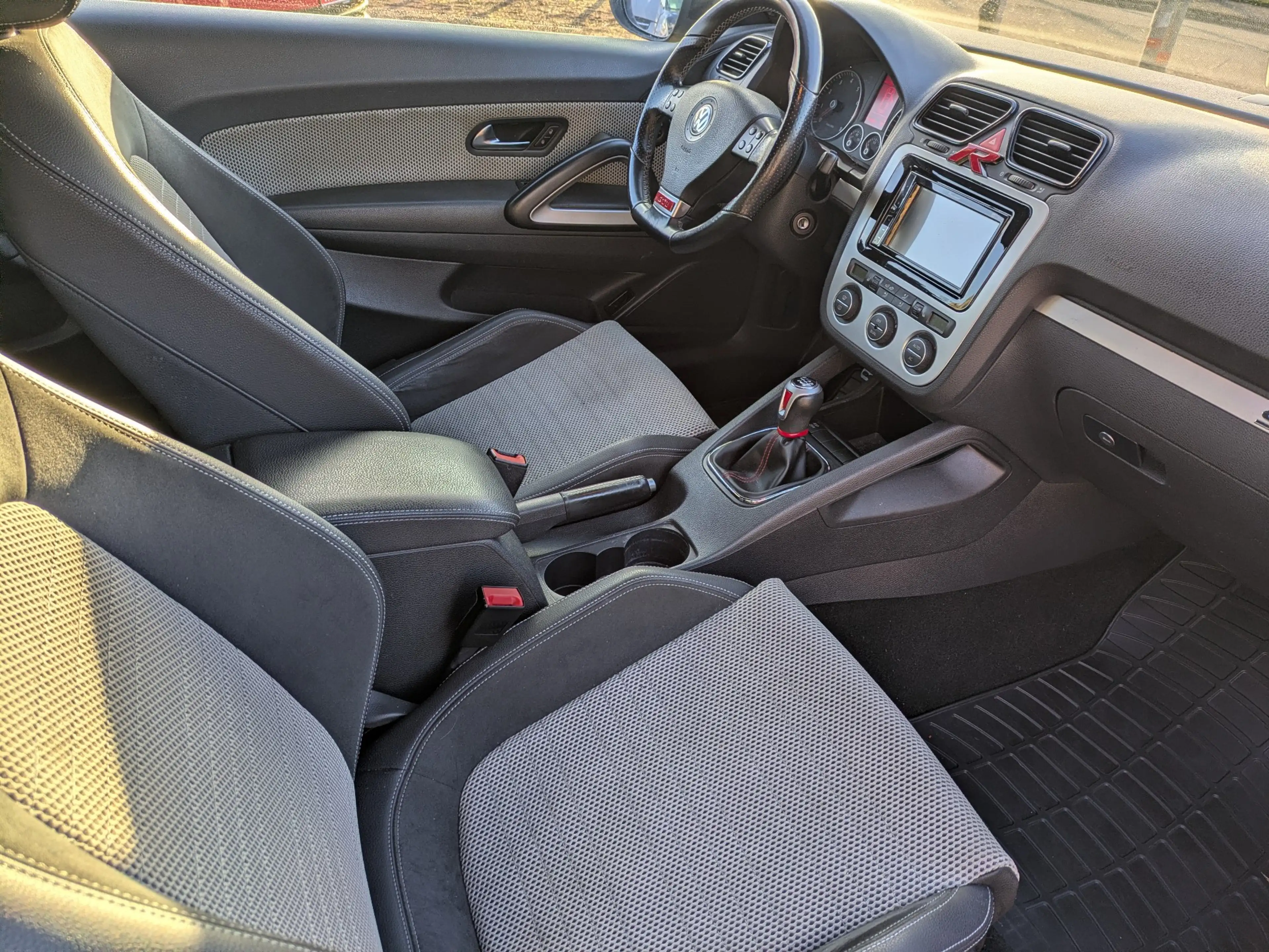Volkswagen Scirocco 1.4 TSI 118 kW — photo 12