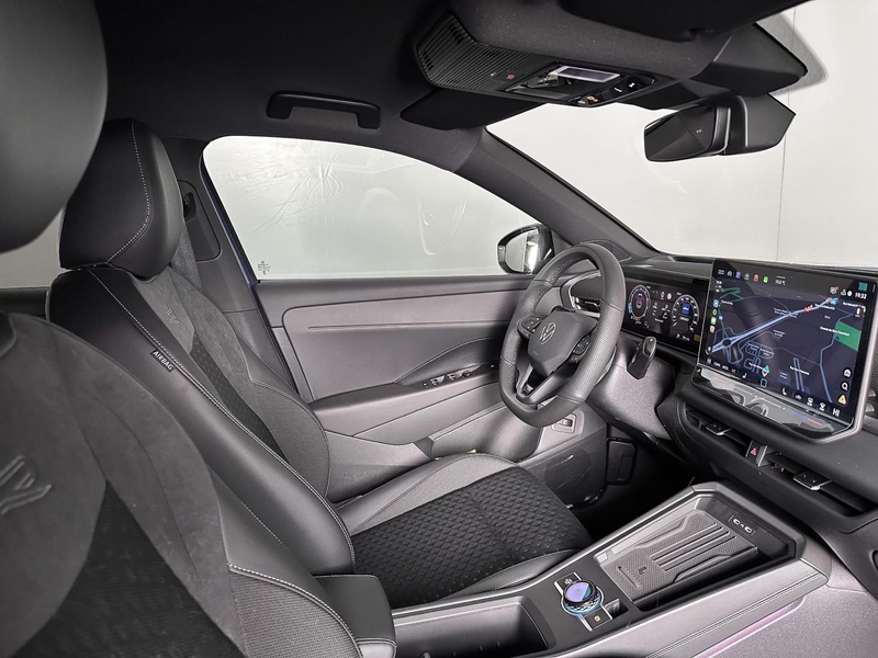 Volkswagen T-Roc R-Line 1.5 eTSI 150 DSG — photo 6