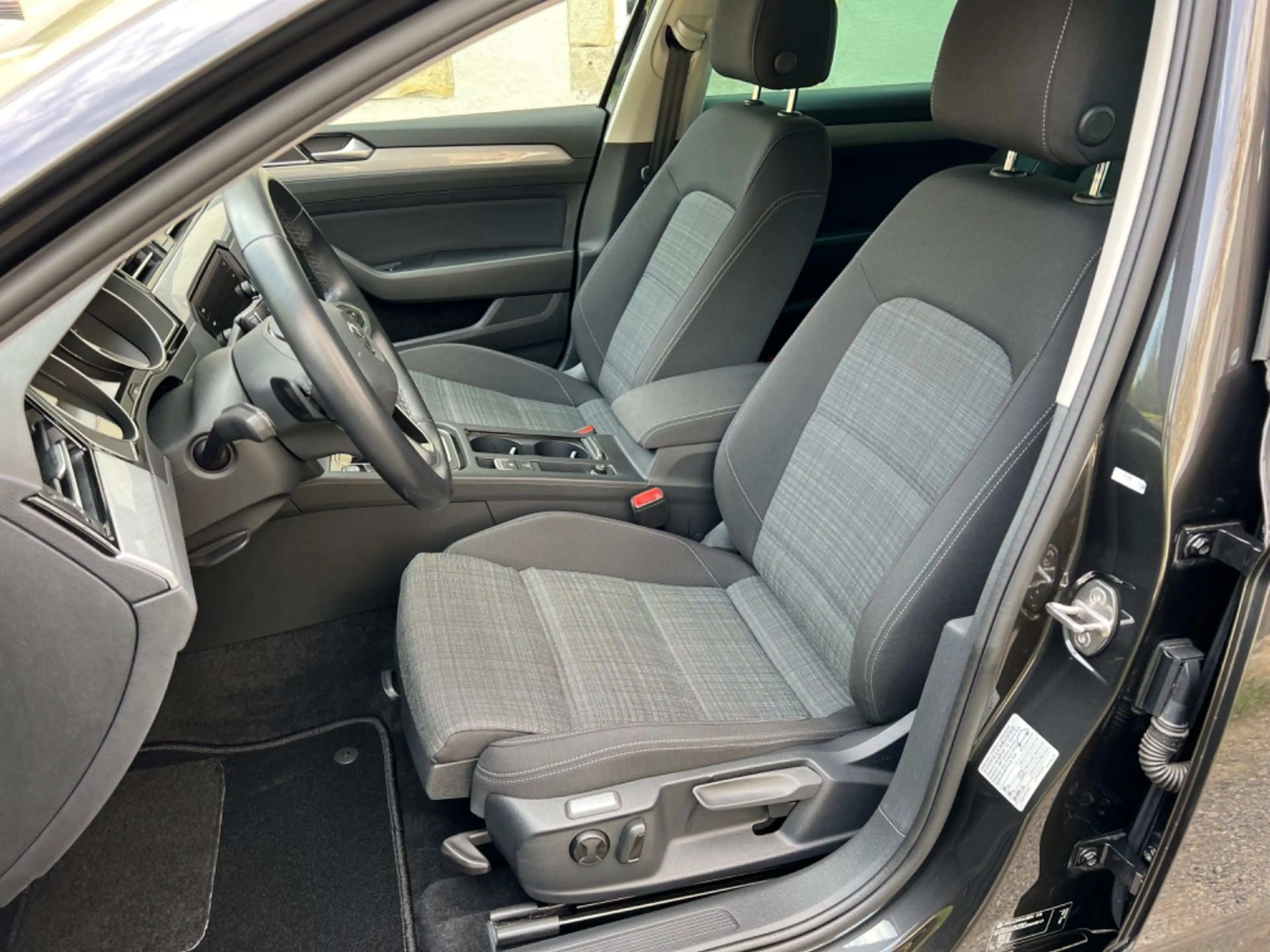 Volkswagen Passat Variant Business DSG AHK — photo 9