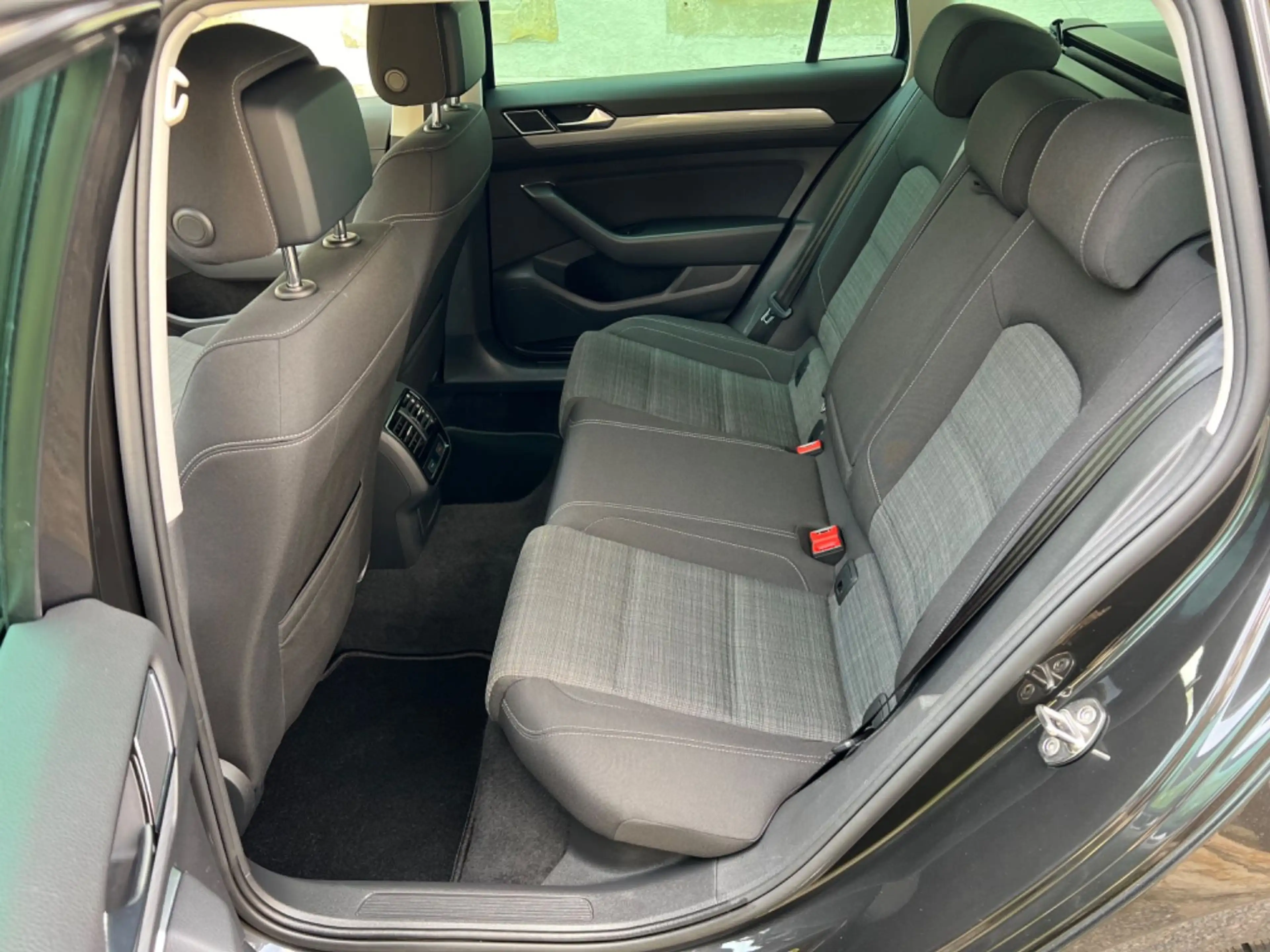 Volkswagen Passat Variant Business DSG AHK — photo 13